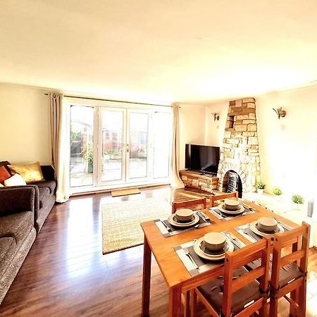 Cosy Luxurious 3 Bedroom House, Free Parking, Free Wifi, Private Garden, Free Netflix Havering Exteriér fotografie
