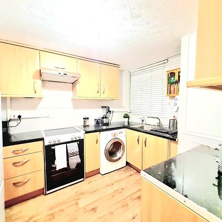 Cosy Luxurious 3 Bedroom House, Free Parking, Free Wifi, Private Garden, Free Netflix Havering Exteriér fotografie