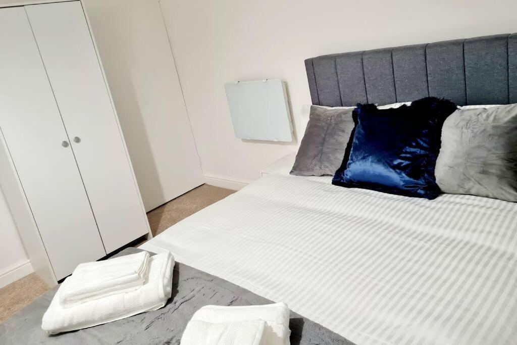 Cosy Luxurious 3 Bedroom House, Free Parking, Free Wifi, Private Garden, Free Netflix Havering Exteriér fotografie
