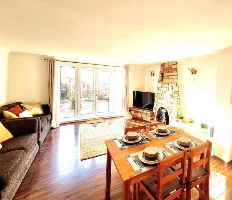 Cosy Luxurious 3 Bedroom House, Free Parking, Free Wifi, Private Garden, Free Netflix Havering Exteriér fotografie