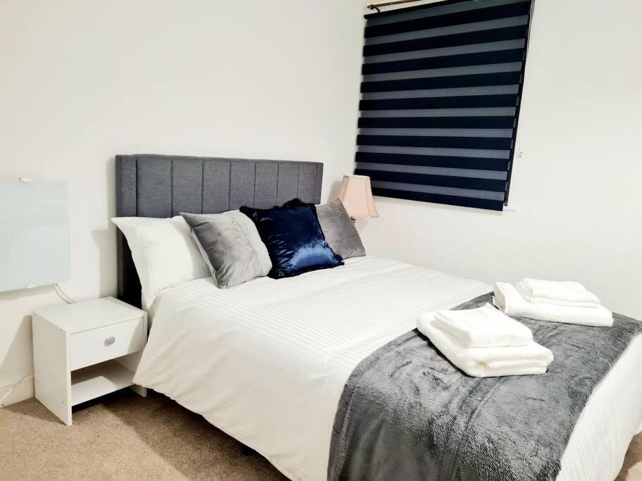 Cosy Luxurious 3 Bedroom House, Free Parking, Free Wifi, Private Garden, Free Netflix Havering Exteriér fotografie