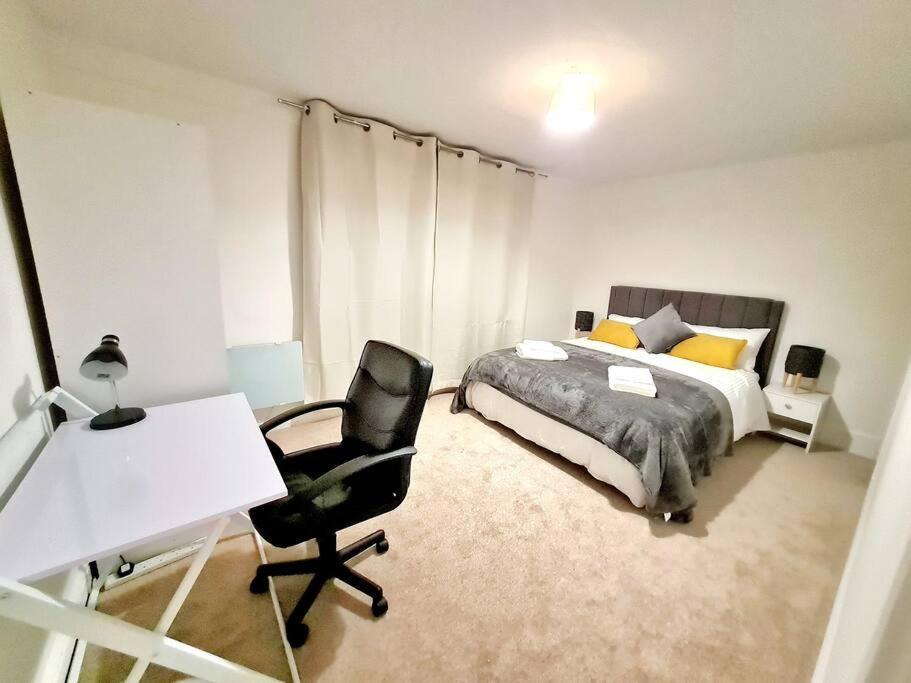 Cosy Luxurious 3 Bedroom House, Free Parking, Free Wifi, Private Garden, Free Netflix Havering Exteriér fotografie