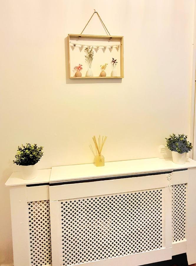 Cosy Luxurious 3 Bedroom House, Free Parking, Free Wifi, Private Garden, Free Netflix Havering Exteriér fotografie