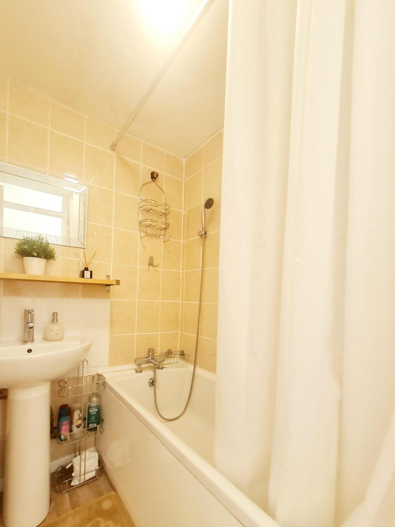 Cosy Luxurious 3 Bedroom House, Free Parking, Free Wifi, Private Garden, Free Netflix Havering Exteriér fotografie